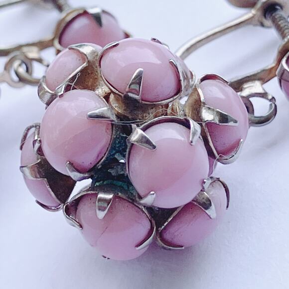 VTG 50s Pink Milk Glass Cluster Earrings Screwback Mid Century Moonglow Style - Picture 7 of 7